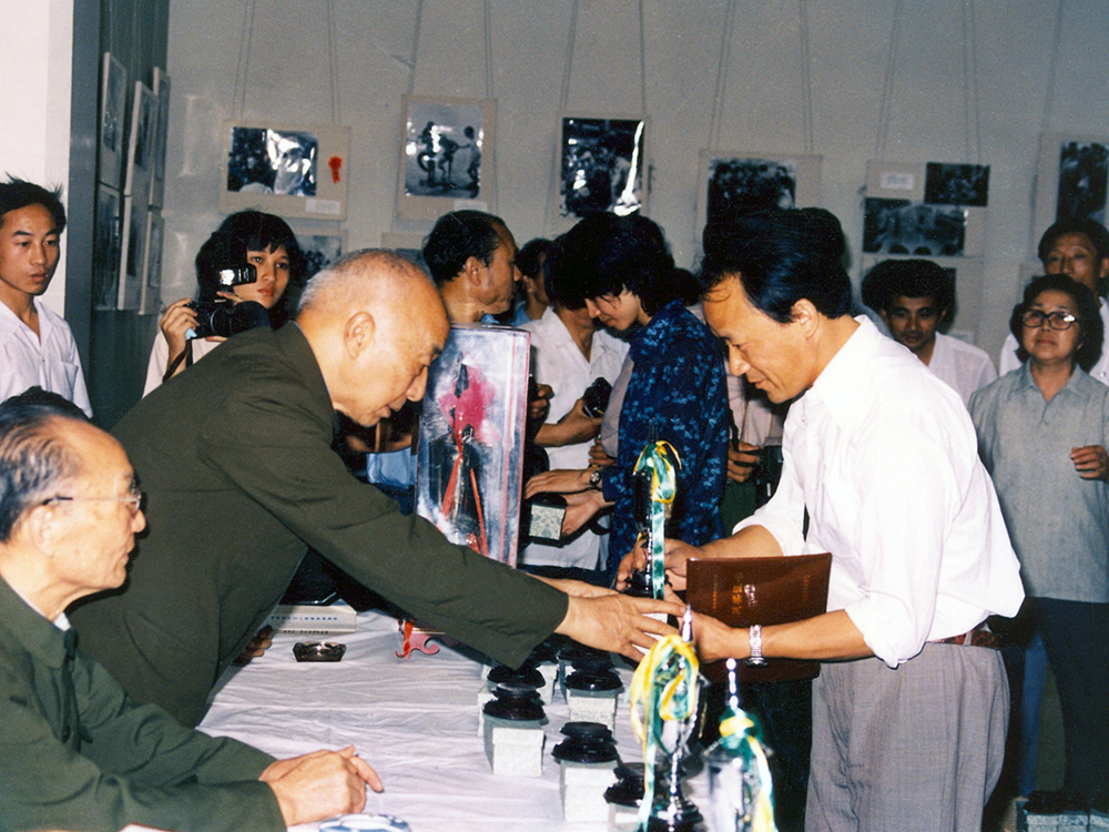  1985年，郭延民在美术馆领奖。